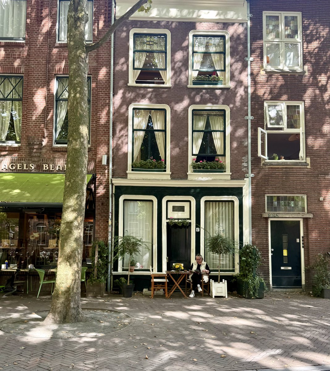 course8cheduler's tweet image. #AlphabetChallenge #WeekWforWindows 
Coordinated curtain opening, and I want to trade places with her 📰 ☕️ ❤️ 
Utrecht  🇳🇱