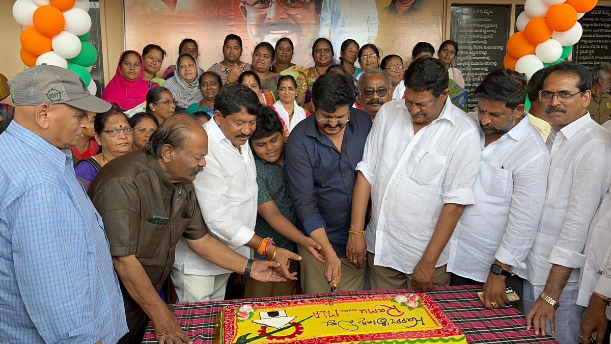 RamuVenigandla's tweet image. #AdminPost 
గుడివాడ పట్టణంలో పండుగ వాతావరణంలో ఘనంగా రామన్న జన్మదిన వేడుకలు….

ఎమ్మెల్యే వెనిగండ్ల రాము గారి జన్మదినం సందర్భంగా గుడివాడలో కూటమి నాయకులు, కార్యకర్తలు, అభిమానులు ఏర్పాటు చేసిన పలు కేక్ కటింగ్ మరియు సేవా కార్యక్రమాల్లో పాల్గొన్న వెనిగండ్ల రామన్న.

#HBDRamanna…