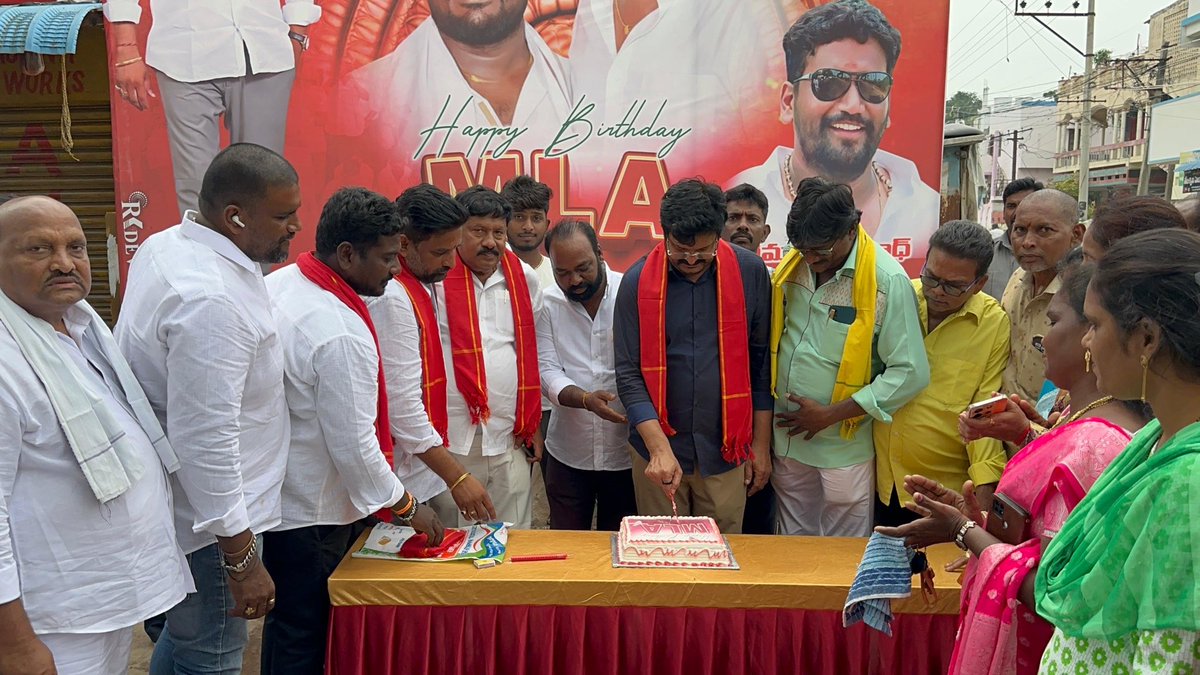 RamuVenigandla's tweet image. #AdminPost 
గుడివాడ పట్టణంలో పండుగ వాతావరణంలో ఘనంగా రామన్న జన్మదిన వేడుకలు….

ఎమ్మెల్యే వెనిగండ్ల రాము గారి జన్మదినం సందర్భంగా గుడివాడలో కూటమి నాయకులు, కార్యకర్తలు, అభిమానులు ఏర్పాటు చేసిన పలు కేక్ కటింగ్ మరియు సేవా కార్యక్రమాల్లో పాల్గొన్న వెనిగండ్ల రామన్న.

#HBDRamanna…