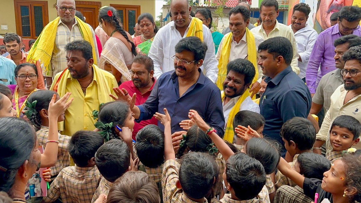 RamuVenigandla's tweet image. #AdminPost 
గుడివాడ పట్టణంలో పండుగ వాతావరణంలో ఘనంగా రామన్న జన్మదిన వేడుకలు….

ఎమ్మెల్యే వెనిగండ్ల రాము గారి జన్మదినం సందర్భంగా గుడివాడలో కూటమి నాయకులు, కార్యకర్తలు, అభిమానులు ఏర్పాటు చేసిన పలు కేక్ కటింగ్ మరియు సేవా కార్యక్రమాల్లో పాల్గొన్న వెనిగండ్ల రామన్న.

#HBDRamanna…