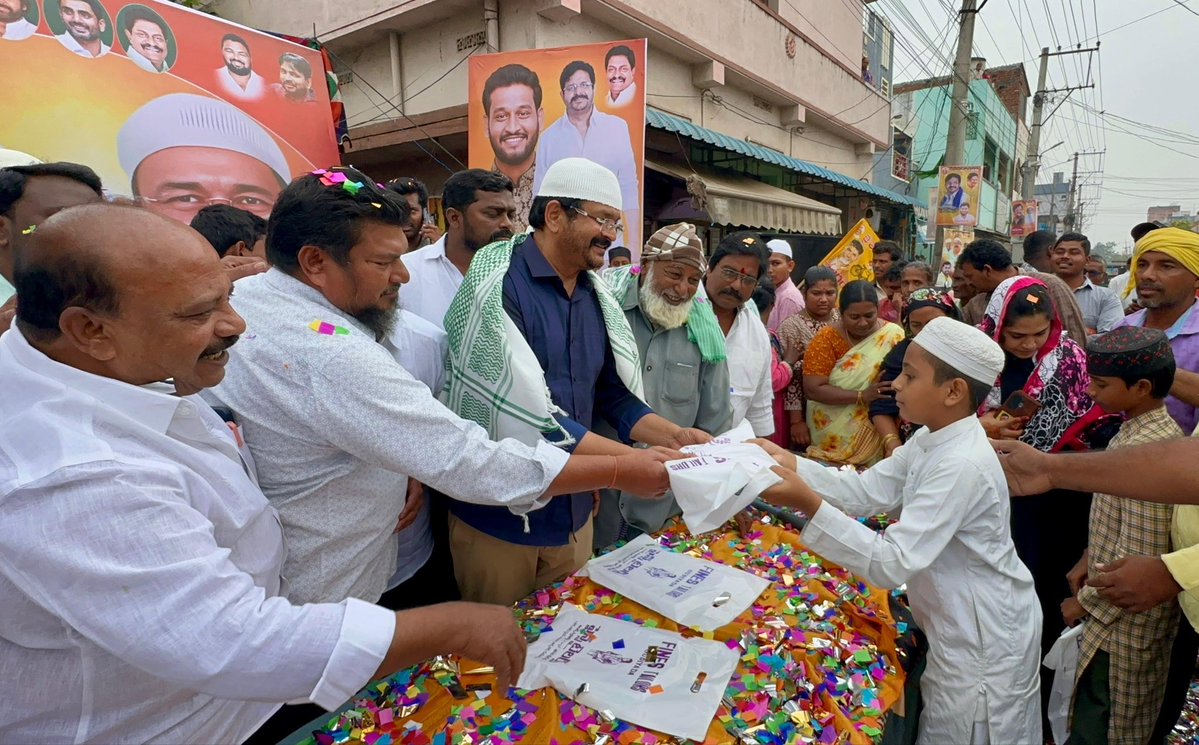 RamuVenigandla's tweet image. #AdminPost 
గుడివాడ పట్టణంలో పండుగ వాతావరణంలో ఘనంగా రామన్న జన్మదిన వేడుకలు….

ఎమ్మెల్యే వెనిగండ్ల రాము గారి జన్మదినం సందర్భంగా గుడివాడలో కూటమి నాయకులు, కార్యకర్తలు, అభిమానులు ఏర్పాటు చేసిన పలు కేక్ కటింగ్ మరియు సేవా కార్యక్రమాల్లో పాల్గొన్న వెనిగండ్ల రామన్న.

#HBDRamanna…