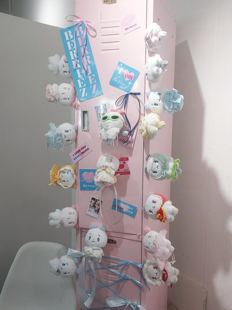 BlackCatGray's tweet image. มีแต่สีฟ้าชมพูเต็มไปหมดดด คาเฟ่จัดได้น่ารักมากๆ เห็นโทนสีแล้วมีแต่คำว่าน่ารักเต็มไปหมด 🤏🏻🫐🍓✨️
#berry_berriezคาเฟ่