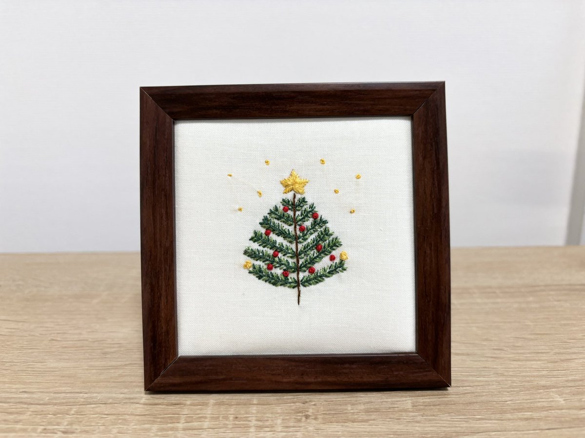 クリスマスツリーの刺繍パネルです🎄
10cm角の小さなフレームです
12/16からのクリスマスポップアップイベントに持っていきます♪

#クリスマスツリー 
#刺繍