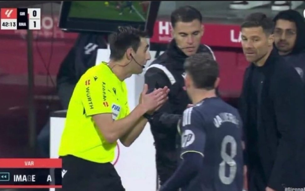 Torren__'s tweet image. &quot;Perdón por anularle el gol mi amo, es demasiado claro y quedaríamos en evidencia si lo doy por válido&quot;