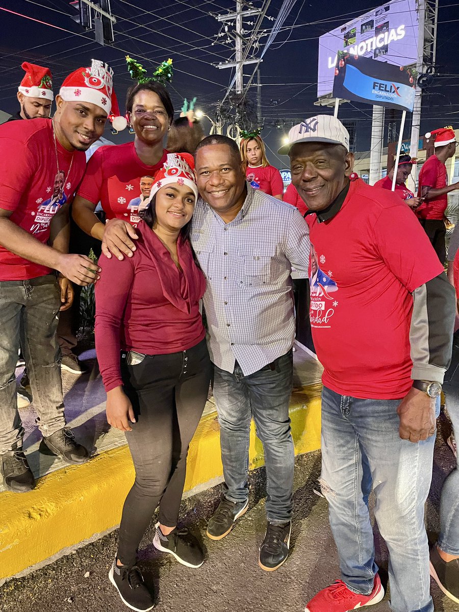 FelixM2024's tweet photo. ¡Iniciamos la navidad en Santo Domingo Oeste, a ritmo de merengue!

Una época llena de alegría, donde la magia de la Navidad nos arropa, y nos hace sentir que somos más que una familia.

#FelixEncarnacion
#NavidadConFelix
#FelixDiputado
#SigoContigo https://t.co/Ugi1IXiNBq