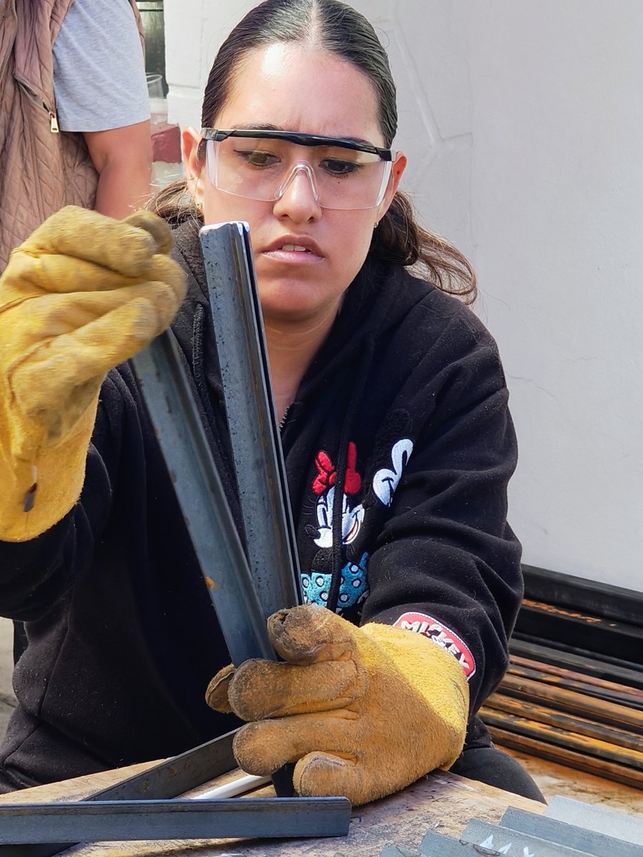 zicaroapoyamex's tweet image. En @zicaroapoya  Juntas, formamos capacidades de producción con mujeres emprendedoras.
Desde hace 20 años mantenemos talleres de formación en oficios retadores que conquistan herramientas.

#cronicasparaempoderar #empoderamiento #economiacircular