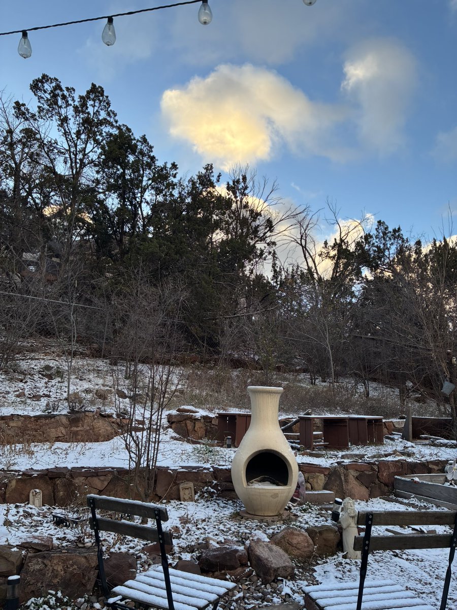 JacobStimmel's tweet photo. @NWSAlbuquerque @krqe @granttosterudwx Beautiful little dusting of snow to welcome December in the Village of Tijeras at 6309ft! 12/01/25 https://t.co/pbWGOnxCJT
