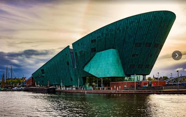 Budova NEMO Museum v Amsterdamu. Krásná i odvážná.