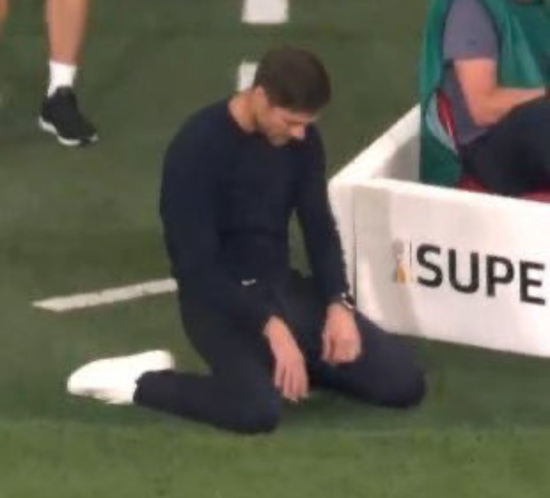 اكثر مُدرب يصلي خلال المباريات الله يثبته