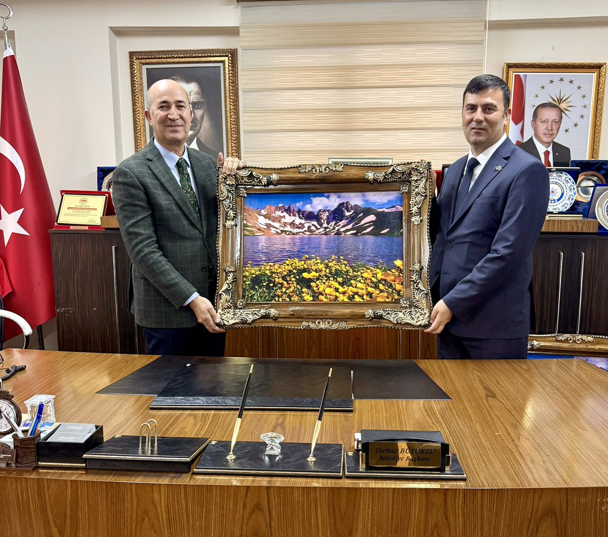 Van Kapıköy Sınır Kapısına tayini çıkan Esendere GTİ müdürü sayın Kamil Akgöç  ile Esendere GTİ müdürü olarak yeni atanan sayın Levent Şenyürek bizleri makamımızda ziyaret ettiler. 
Sayın Kamil Akgöç müdürümüze yeni görev yerinde başarılar diler, yaklaşık 3 yıldır Beldemizde
