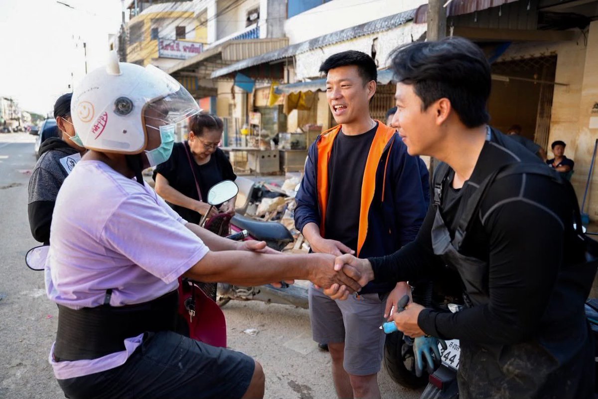 teng_pple's tweet image. อย่าผลักภาระให้ประชาชนต้องพิสูจน์ตัวเองเพื่อรับการเยียวยา น้ำท่วมใต้ครั้งนี้สาหัส พวกเขาสูญเสียมากเกินไปแล้ว
.
วันนี้ผมพร้อมทีมอาสากระจกเงาและทีมงานพรรคประชาชน ลงพื้นที่สำรวจความเสียหายของหาดใหญ่ สงขลา…