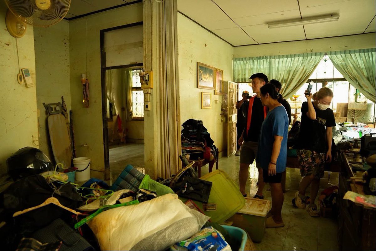 teng_pple's tweet image. อย่าผลักภาระให้ประชาชนต้องพิสูจน์ตัวเองเพื่อรับการเยียวยา น้ำท่วมใต้ครั้งนี้สาหัส พวกเขาสูญเสียมากเกินไปแล้ว
.
วันนี้ผมพร้อมทีมอาสากระจกเงาและทีมงานพรรคประชาชน ลงพื้นที่สำรวจความเสียหายของหาดใหญ่ สงขลา…