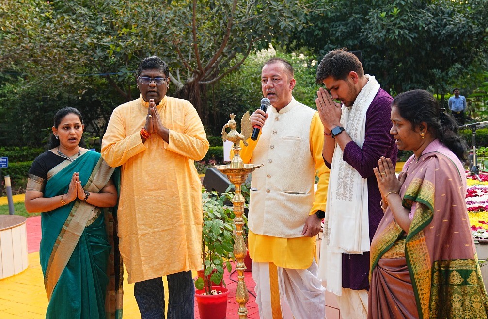 IIM_I's tweet image. Celebrating the timeless legacy of #GitaJayanti at IIM Indore, our community came together once again in the Spiritual Garden to immerse in the sacred verses of Chapter 12 - Bhakti Yoga, the path of devotion and inner strength.

#IIMIndore #GitaJayanti2025 #BhaktiYoga