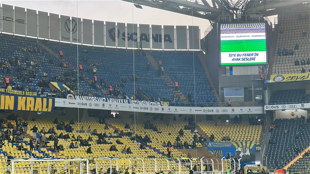 YÖNETİMİMİZDEN GENEL RİCAMIZDIR 

Pankartlarımız reklam panolarının arkasında ve önünde olduğunda ki farkı bariz bir şekilde bugün görebiliyoruz. 

Lütfen bu konuda bir reaksiyon alıp tüm maçlarda tüm pankartlarımızı ön kısma koyup, evimizin sıcaklığını bir derece daha arttıralım