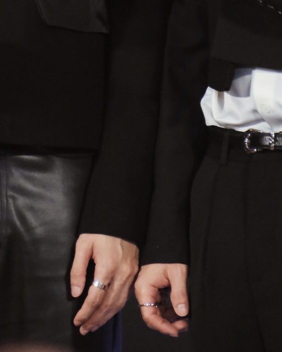 mothebestok's tweet image. size diff มืออออ😭😭😭😭😭😭😭😭😭😭