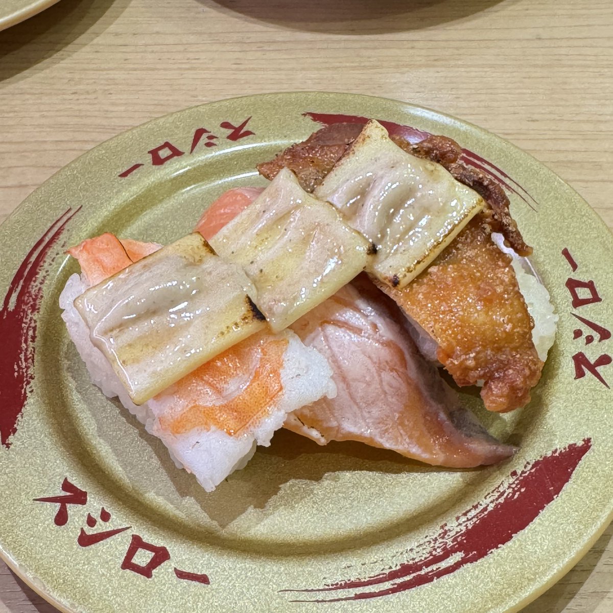 ของดีเดือนนี้ กุ้งแซลมอนไก่กรอบชีสทรัฟเฟิล รวมของอร่อยไว้ในจานเดียว อยากกินซัก 10 จาน