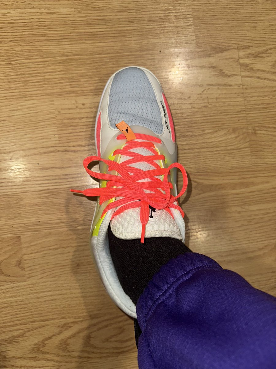 TeamLiwap's tweet image. Still long ways to go, but BLESSED to have a shoe on my right foot again!!! Learning how to walk the correct way again will be a task!!! Taking it one step at a time!!! Happy Monday everyone and have a great week!!! 😁
