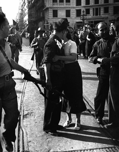 Les imatges més representatives i famoses de la República i la Guerra -la rereguarda a Barcelona, els bombardejos de Lleida, el front d'Aragó o l'estada als camps de refugiats republicans- són d'Agustí Centelles.
Nascut a València, va morir a Barcelona el 1r de desembre de 1985