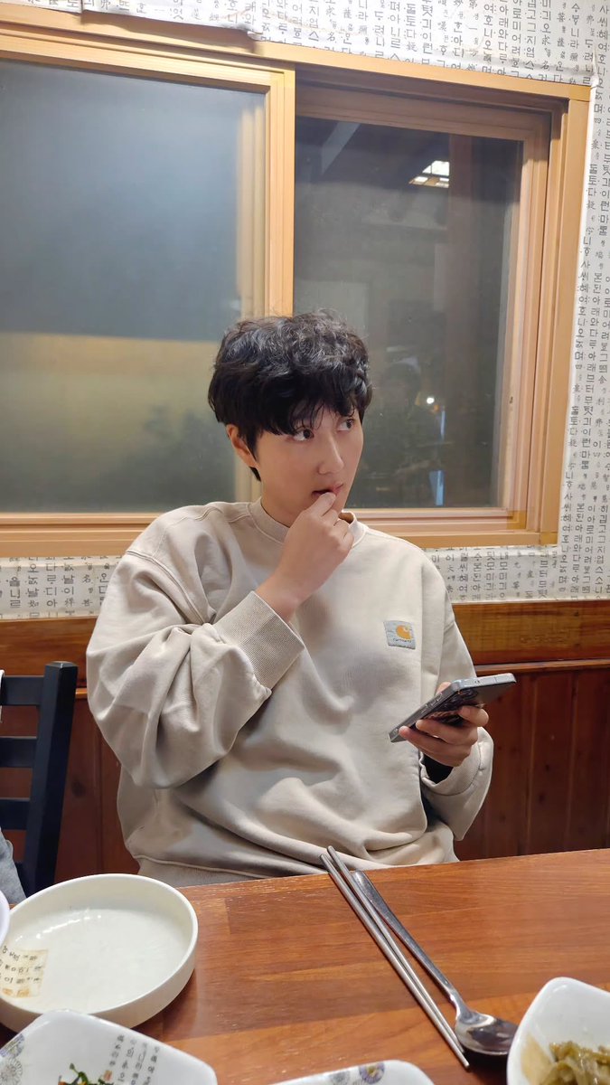 요즘 올려주는 사진들 느낌이 
장기연애중인 여자친구같고 막… 그럼