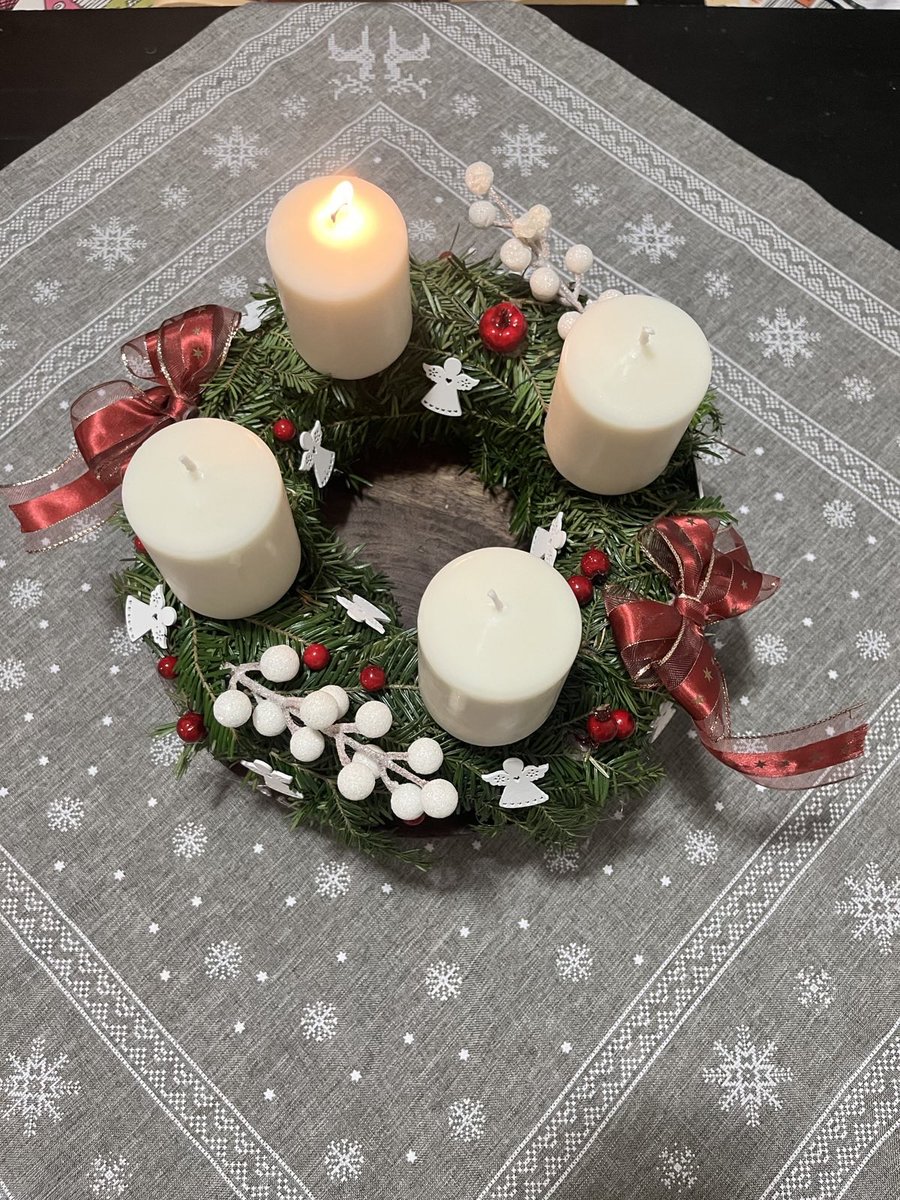 Užili jste si první adventní neděli❓My jsme vyrazili do kamarádova lesa pro větvičky z jedle a s dcerami jsme si udělali vlastní věnec 🌲