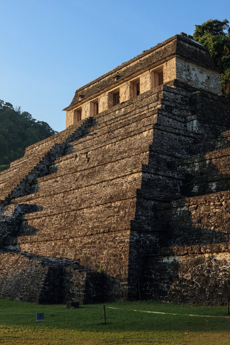 Maravíllate con la grandeza de Palenque, #Chiapas. 🌿🏛️

#UnDíaComoHoy, pero de 1987, la Ciudad Prehispánica y Parque Nacional de Palenque fue declarada Patrimonio de la Humanidad, un reconocimiento que celebra su valor histórico, cultural y natural. Esta ciudad selvática tiene