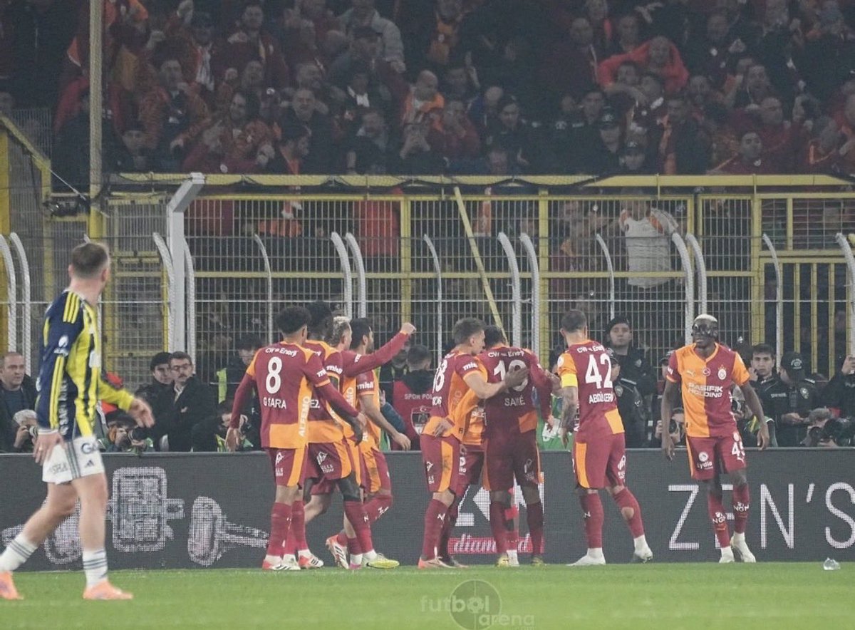 Sen hep böyle izlemeye mahkum olacaksın Kerem efendi !
Şampiyonluğumuzu da böyle izleyeceksin.
Hep ıslıklanacaksın, hep camiasız kalacaksın. 😀
<a href="/keremakturkoglu/">Kerem Aktürkoğlu</a> 
#keremaktürkoğlu