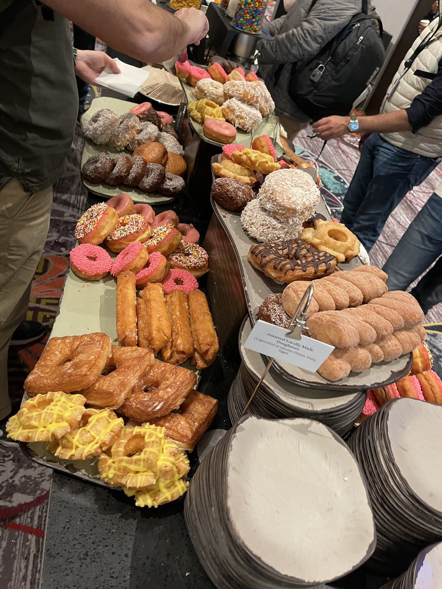 TeraiToshiki's tweet image. ワークショップ後はドーナツで糖分補給(ｳﾝﾏｲ)

認定者ラウンジ 金ジャケ貰えるかと思ったけど事前にメールで連絡きてる人だけっぽかった🫥

今年もDatadog滑り台できた
写真が3枚連続になってていい感じ
(今年は詰まらんかった)

#AWSreInvent