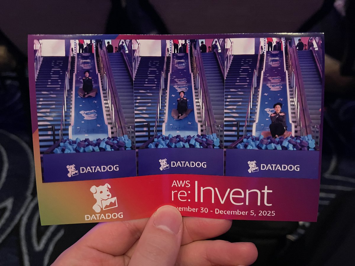 TeraiToshiki's tweet image. ワークショップ後はドーナツで糖分補給(ｳﾝﾏｲ)

認定者ラウンジ 金ジャケ貰えるかと思ったけど事前にメールで連絡きてる人だけっぽかった🫥

今年もDatadog滑り台できた
写真が3枚連続になってていい感じ
(今年は詰まらんかった)

#AWSreInvent