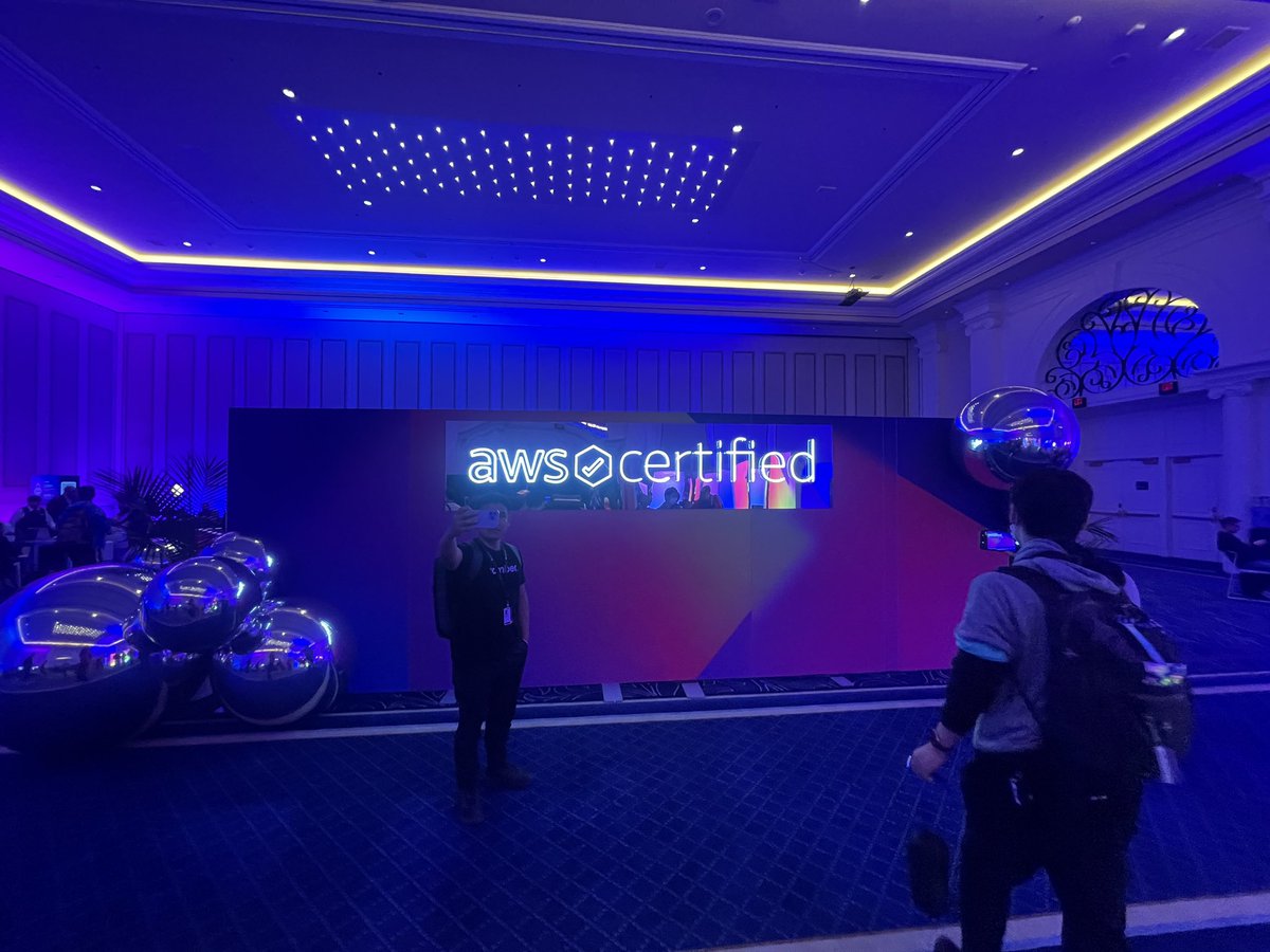 TeraiToshiki's tweet image. ワークショップ後はドーナツで糖分補給(ｳﾝﾏｲ)

認定者ラウンジ 金ジャケ貰えるかと思ったけど事前にメールで連絡きてる人だけっぽかった🫥

今年もDatadog滑り台できた
写真が3枚連続になってていい感じ
(今年は詰まらんかった)

#AWSreInvent