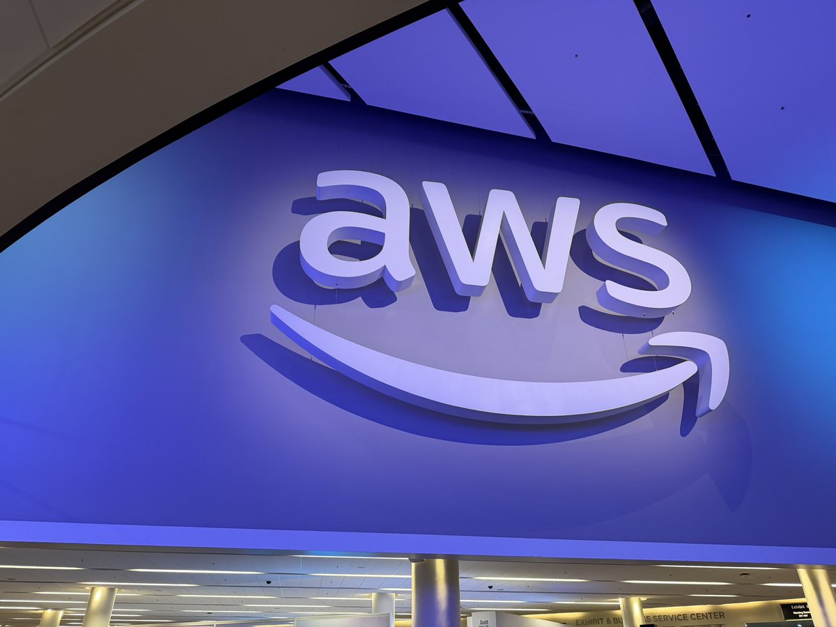 kissmint3395's tweet image. 会場広過ぎて迷子になりそう🥺 #AWSreInvent