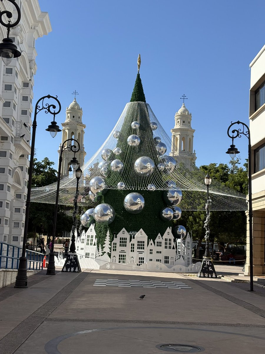 Muy bonitas las bolas cromadas…

De tanto que algunos y algunas se la croman a #ToñoFugas