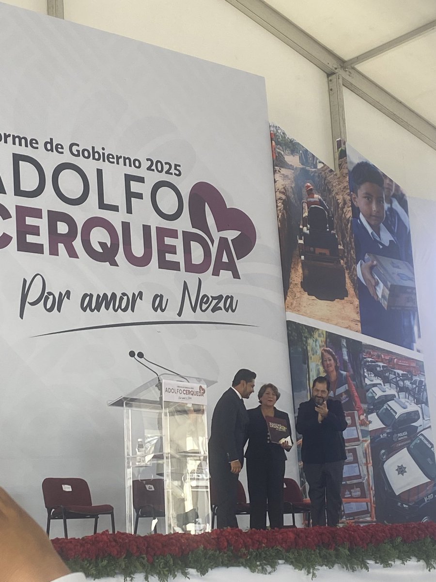 Hoy, <a href="/Adolfo_Cerqueda/">Adolfo Cerqueda Rebollo</a> presentó su Informe de Gobierno 2025 al frente de <a href="/GobNeza/">Gobierno Municipal de Nezahualcóyotl</a>. Le acompañó <a href="/delfinagomeza/">Delfina Gómez A.</a> a quien le entregó una copia del libro con el documento que detalla el estado que guarda el Municipio.

Aprovechó su presencia para pedirle ayuda (una “rascadita” al