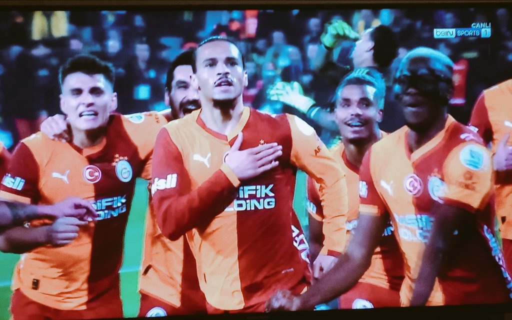 Fenerbahçe - Galatasaray   seyir zevki açısından yine çok kötüydü. Galatasaray aldığı maçı son dakikada verdi. 10 gündür  içinden geçeriz diyen Fenerbahçelilere  "Galatasaray'ı öldü diye tabuta koyarsın bir bakmışsın cenaze namazını Galatasaray kıldırır" Hatırlatıldı #FBvGS