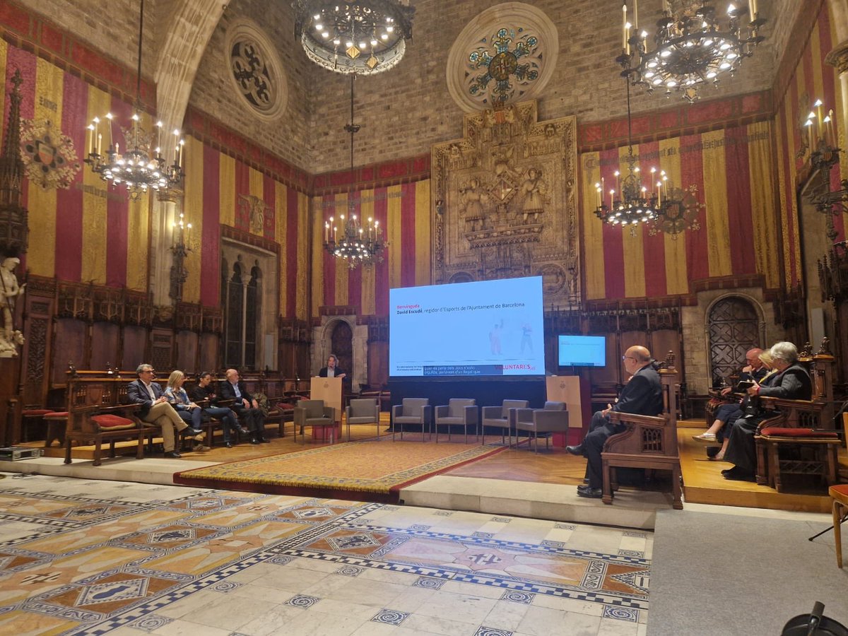 Celebrant el Dia Internacional del Voluntariat, amb i al costat de <a href="/voluntaris_cat/">voluntaris.cat</a> , al Saló de Cent de l'Ajuntament de BCN. 🫶🙌