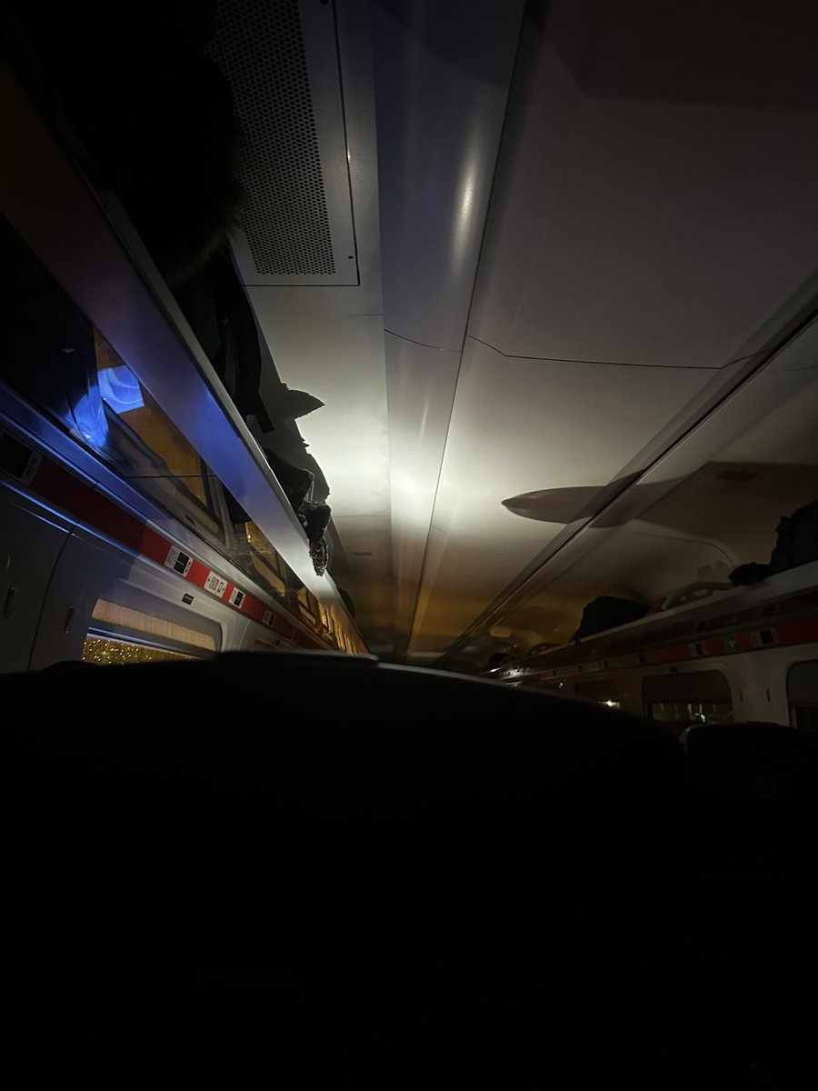 Albatoror's tweet photo. Travelling to Grimsby again, stuck in a train for over an hour that died at Dunbar lol, now it’s been terminated and we’re waiting ages for a replacement https://t.co/RVV0Bh1Wh4