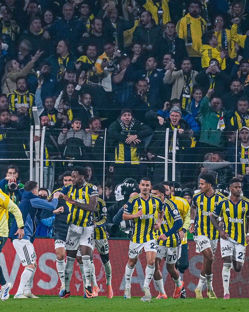 SkyFootball's tweet image. Jhon Duran scored a 95th-minute EQUALISER to rescue a point for Fenerbahce against their rivals Galatasaray 💥😤