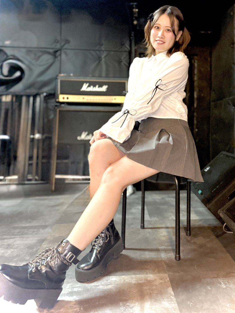 himawari(船橋)?㊗️第一回私服LIVE 白ブラウスにグレーのプリーツ 