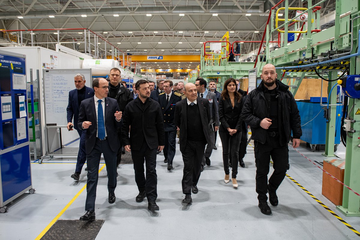 ZelenskyyUa's tweet image. Зустрівся з президентом і головним виконавчим директором авіакосмічної компанії Dassault Aviation Еріком Трапʼє та оглянув виробничі потужності підприємства.

Обговорили перспективні напрями співпраці, можливості локалізації в нашій країні та технічні характеристики літаків…