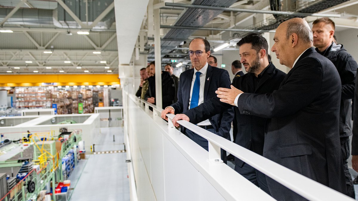 ZelenskyyUa's tweet image. Зустрівся з президентом і головним виконавчим директором авіакосмічної компанії Dassault Aviation Еріком Трапʼє та оглянув виробничі потужності підприємства.

Обговорили перспективні напрями співпраці, можливості локалізації в нашій країні та технічні характеристики літаків…