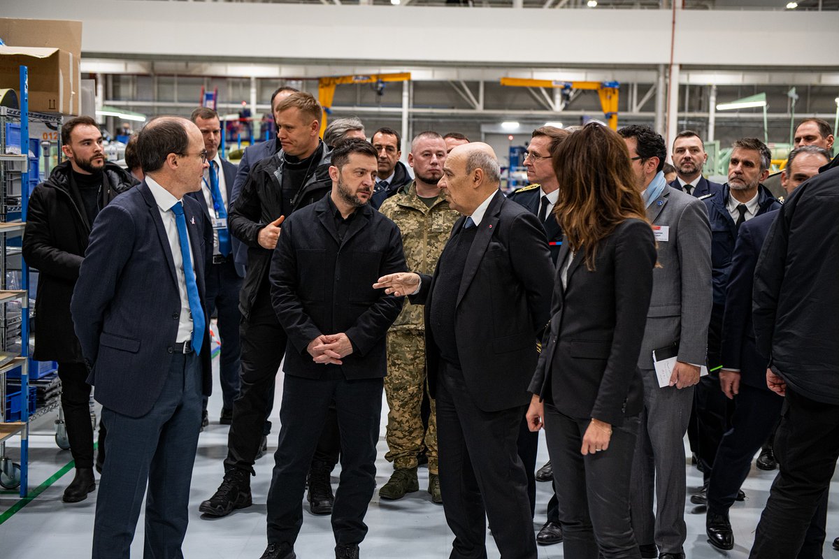 ZelenskyyUa's tweet image. Зустрівся з президентом і головним виконавчим директором авіакосмічної компанії Dassault Aviation Еріком Трапʼє та оглянув виробничі потужності підприємства.

Обговорили перспективні напрями співпраці, можливості локалізації в нашій країні та технічні характеристики літаків…