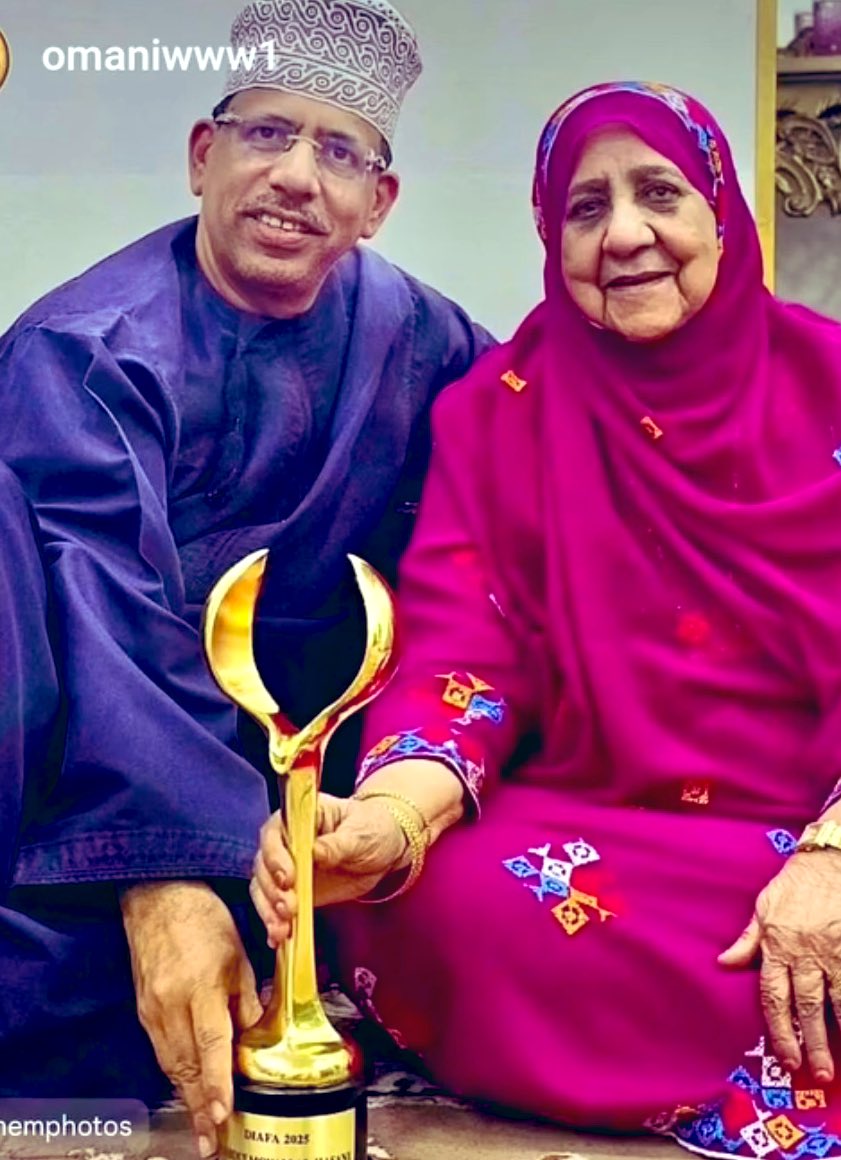 AlsiyabiHamood's tweet image. لكي تبرق الجوائز لا بدَّ وأن 
تتعمَّد بأدمع فرح الأمهات
———————————
  حمود بن سالم السيابي 
———————————
يوم أُبْلِغ معالي الدكتور عبدالمنعم الحسني عن مرسوم سلطاني سامٍ سيذاع في نشرة العاشرة بتعيينه بمنصب وزير للإعلام حرص على أن يستمع لخبر إذاعة المرسوم وهو تحت أهداب أمِّه فتكون…