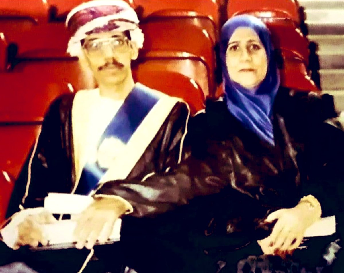 AlsiyabiHamood's tweet image. لكي تبرق الجوائز لا بدَّ وأن 
تتعمَّد بأدمع فرح الأمهات
———————————
  حمود بن سالم السيابي 
———————————
يوم أُبْلِغ معالي الدكتور عبدالمنعم الحسني عن مرسوم سلطاني سامٍ سيذاع في نشرة العاشرة بتعيينه بمنصب وزير للإعلام حرص على أن يستمع لخبر إذاعة المرسوم وهو تحت أهداب أمِّه فتكون…