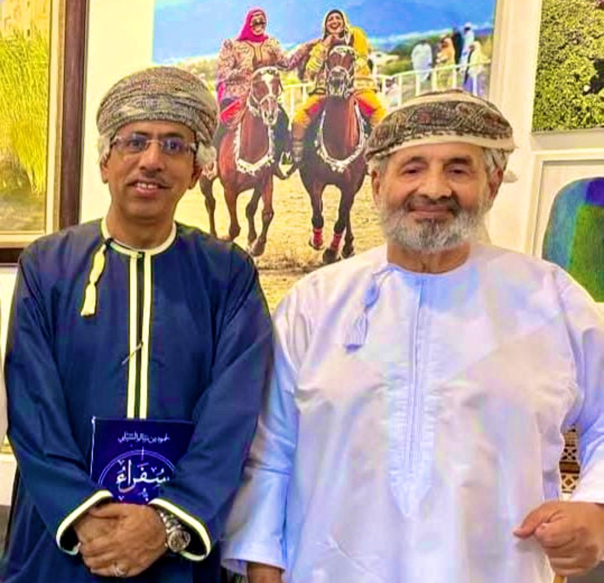 AlsiyabiHamood's tweet image. لكي تبرق الجوائز لا بدَّ وأن 
تتعمَّد بأدمع فرح الأمهات
———————————
  حمود بن سالم السيابي 
———————————
يوم أُبْلِغ معالي الدكتور عبدالمنعم الحسني عن مرسوم سلطاني سامٍ سيذاع في نشرة العاشرة بتعيينه بمنصب وزير للإعلام حرص على أن يستمع لخبر إذاعة المرسوم وهو تحت أهداب أمِّه فتكون…