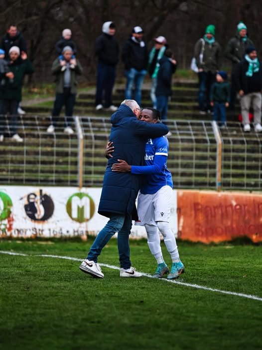 Fußball: Punkt gegen den Tabellenführer nach starker Leistung zum Jahresabschluss svarminia.de/2025/12/01/pun… #Landesliga #Hannover #ForzaBischofshol #AvantiArminia