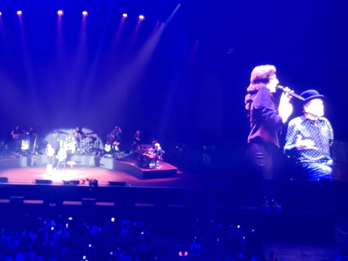 Ayer le dijimos adiós al hombre que nos ha enseñado a amar incluso cuando aprieta el frío, Sabina.

Me acordé mucho de <a href="/Panchovarona/">Pancho Varona</a> y de todas las letras y melodía de mi vida.