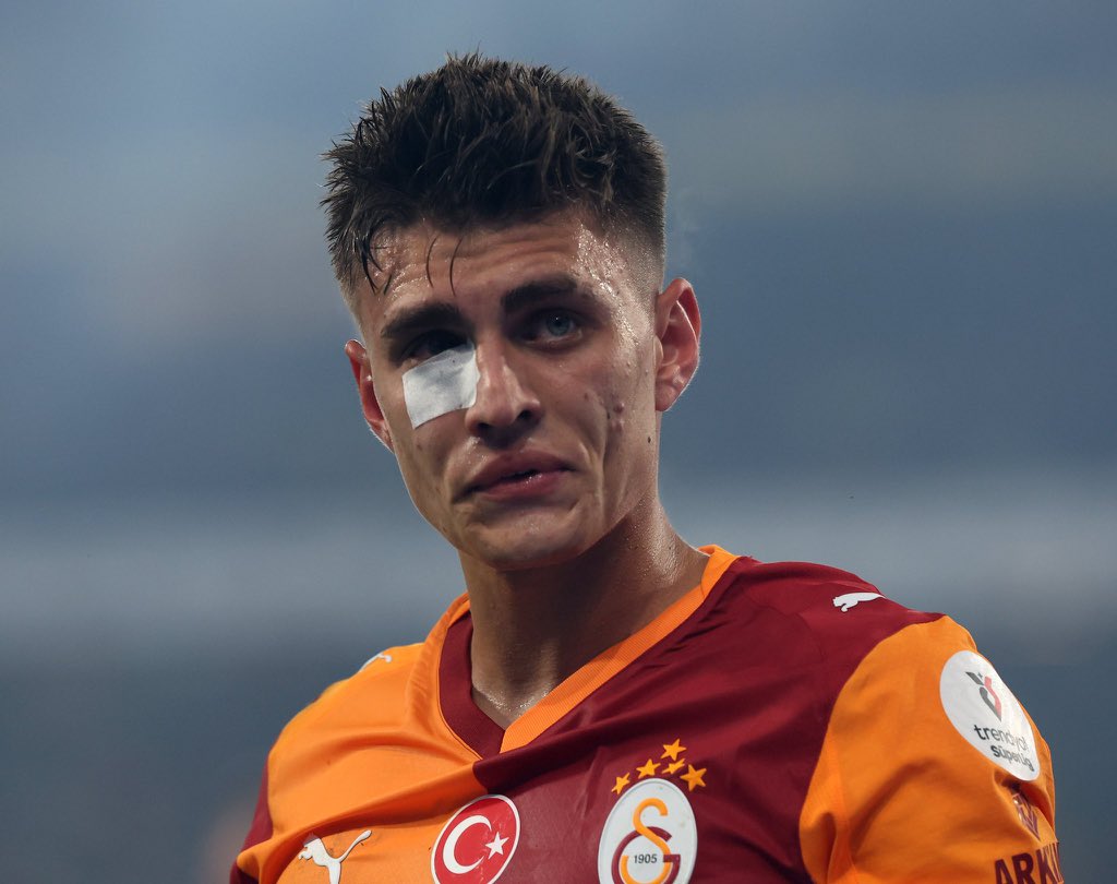Casuals06's tweet photo. Hırsın, mücadelen ve duruşun dolayısıyla sana büyük teşekkürler. Bir tarafta takımından utananlar varken sen bizi gururlandırdın...

#KazimcanKaratas https://t.co/3T2288KdPJ