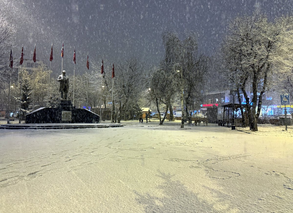#Ardahan kent merkezine mevsimin ilk karı yağdı. İl genelinde etkisini gösteren sağanak, akşam saatlerinde yerini kar yağışına bıraktı.
(AA)