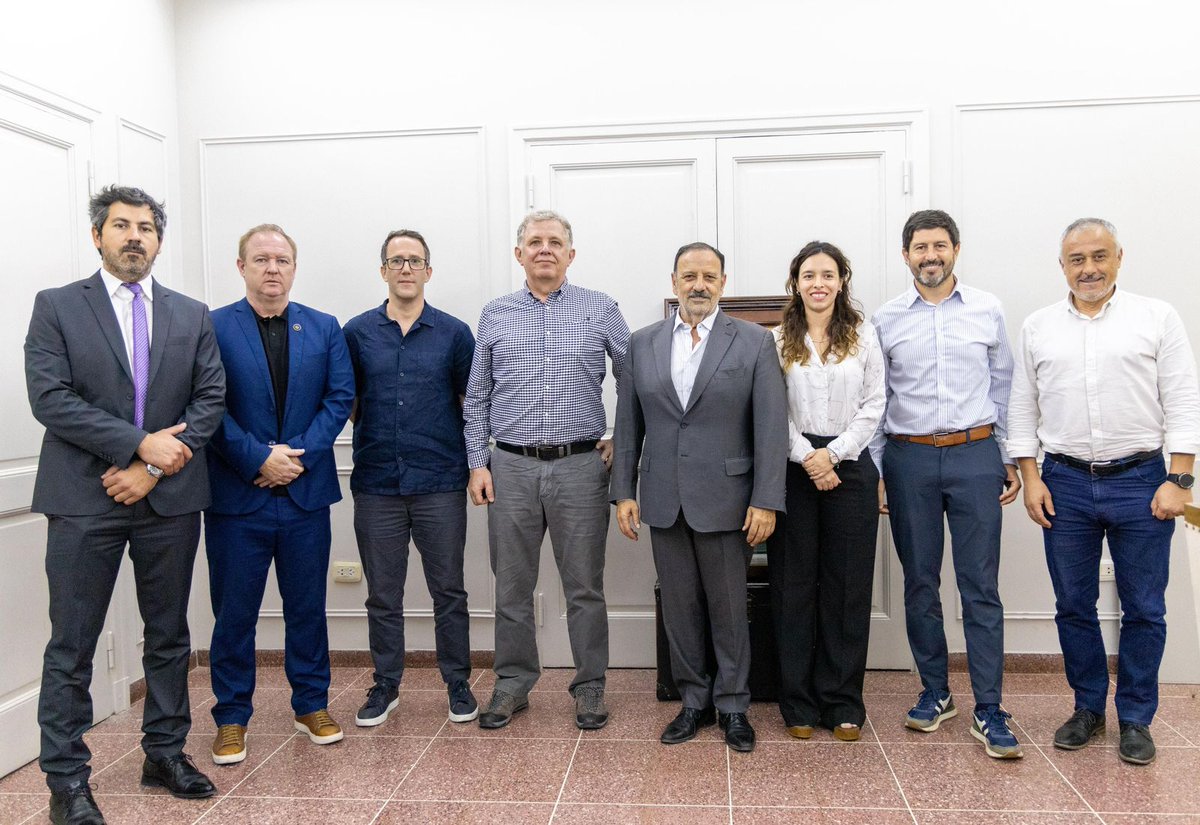 📢 La Rioja sigue avanzando

El gobernador y presidente del PJ Riojano, <a href="/QuintelaRicardo/">Ricardo Quintela</a>, recibió a los ejecutivos de la empresa canadiense Senderos Resources, quienes anunciaron que desde enero de 2026 iniciarán la exploración en Peñas Negras, con una inversión de 4 millones de