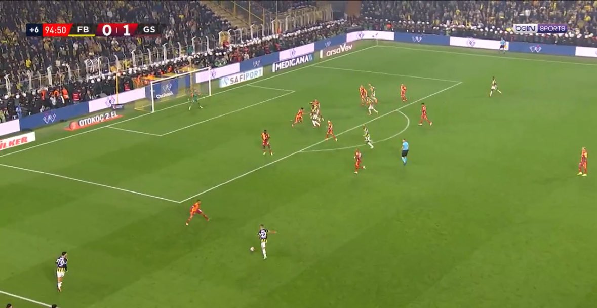 En az 3 kere kademeye girip kafa ile top çıkaran Osimhen ve 3 dakika önce oyuna girip geriye koşmaya tenezzül etmeyen Mauro