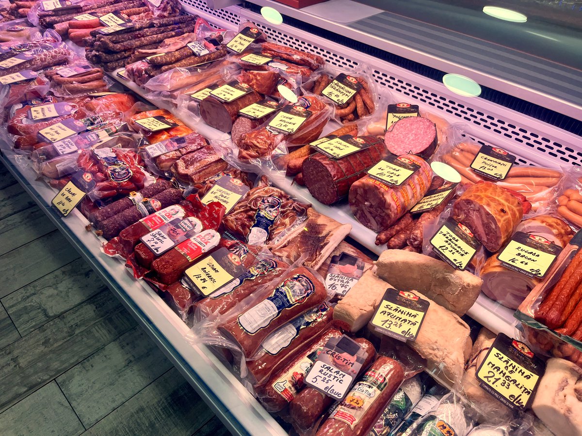 Al meu súper romanès de confiança, Gustul de Acasă, m'han resolt el sopar: 'sarmale' casolà i 'plăcintă cu brânză', que només ha calgut fornejar. També adoro la botiga per la varietat d'embotits. Quins records d'aquest estiu a Sibiu! (Entença 153 #NovaEsquerra) 🇷🇴 #ZiuaMariiUniri